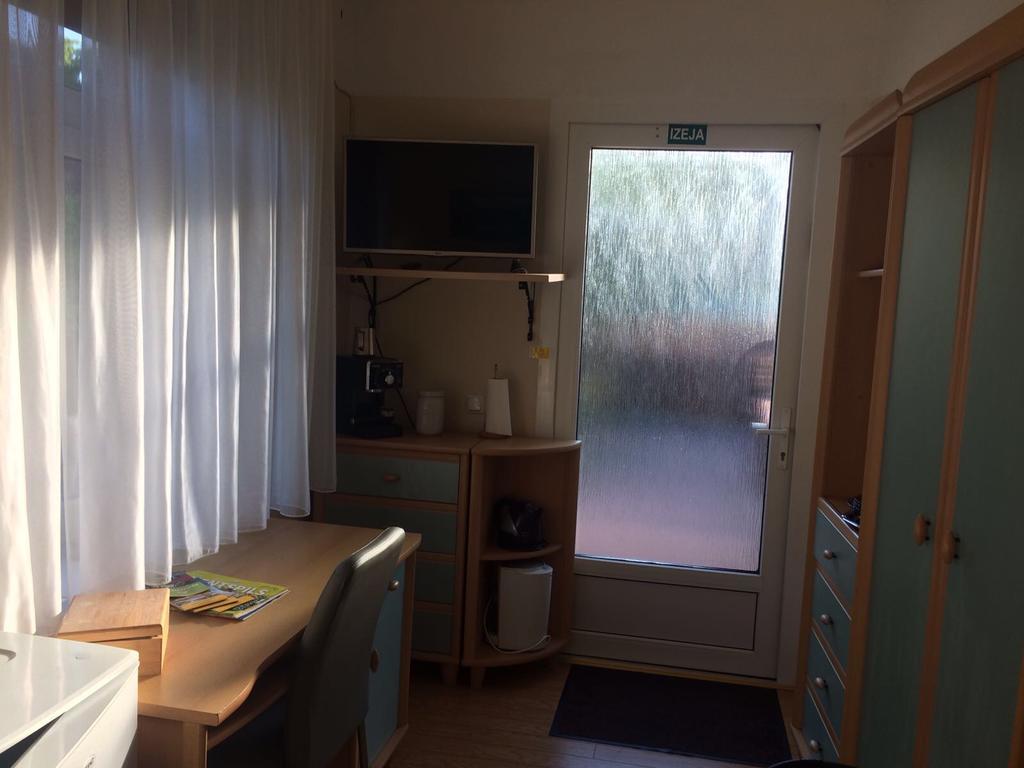 Viesu Nams Mezu 13 Hotel Ventspils Bagian luar foto
